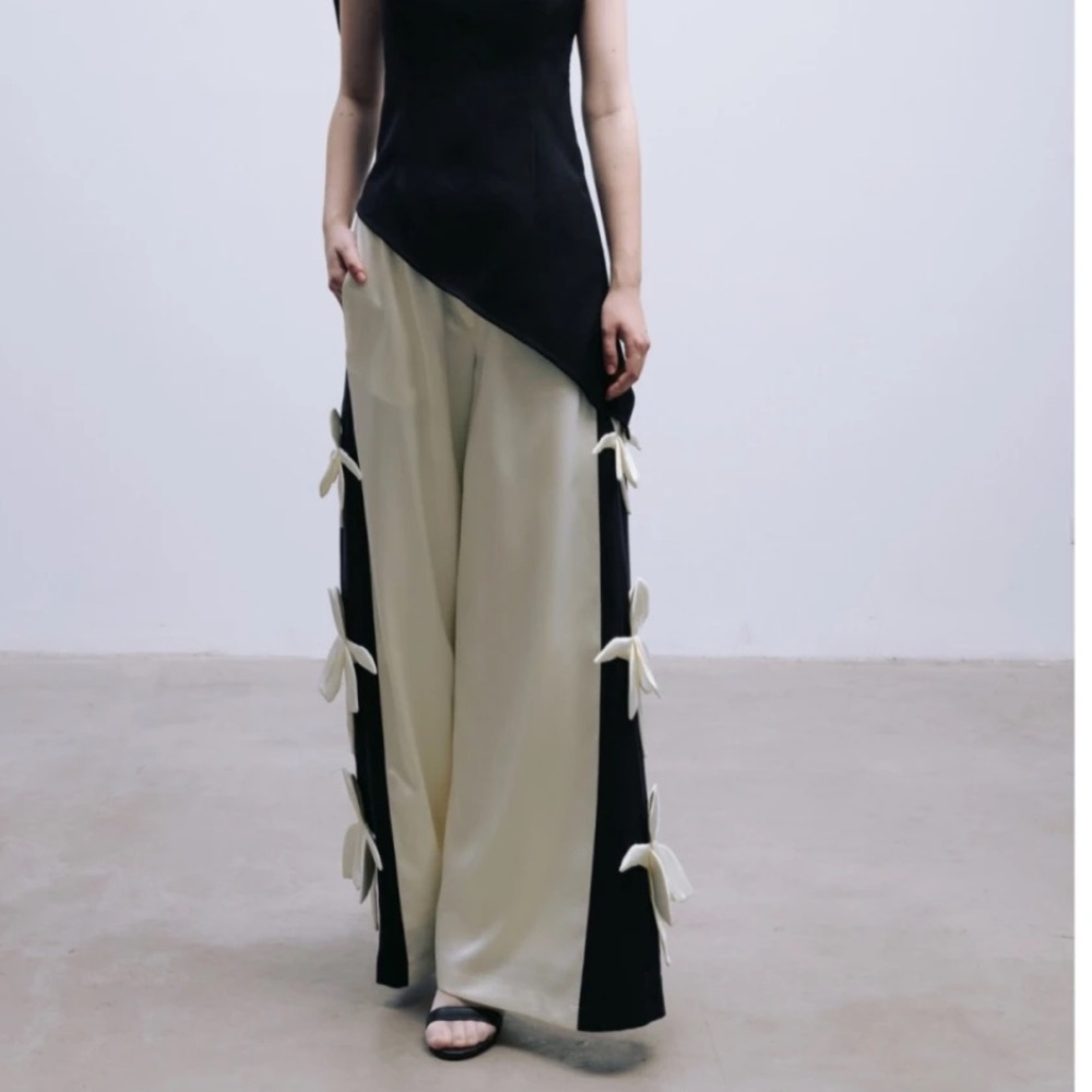 High waisted wide legged palazzo pant. Made in Moldova
Artisanal
Vegan - Picture 4 of 12
